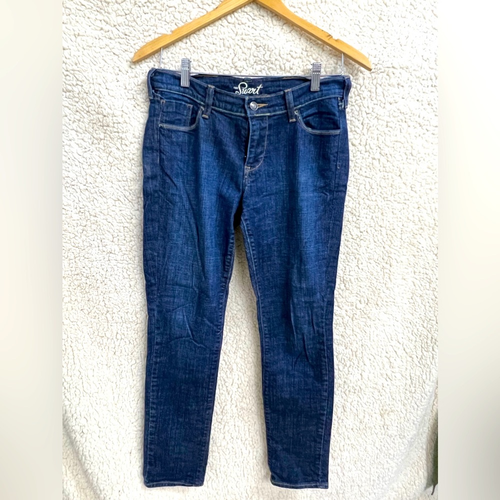 Old Navy women’s jeans size six excellent condition!!